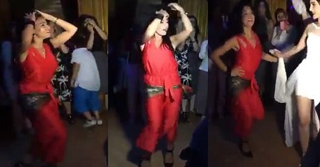 Kırmızılı kız roman döktürüyor