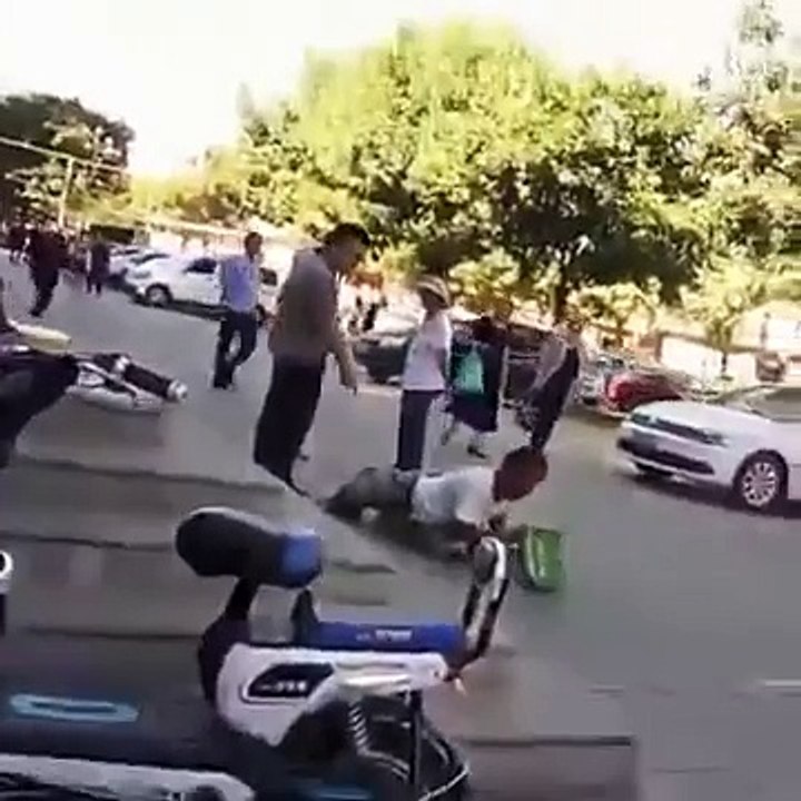 یہ بندہ تو پیسے چھوڑ کر ہی بھاگ گیا