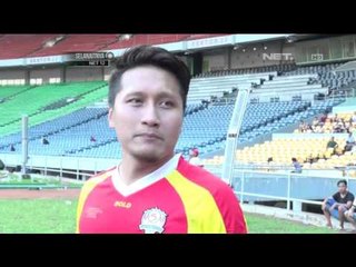 Aksi Arie Untung Jadi Kiper Sepak Bola