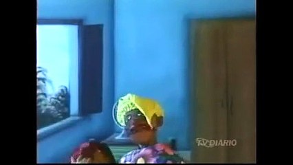 Mulher tem um homem debaixo da cama