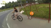 Bisiklette eteği düşen şaşkın kız
