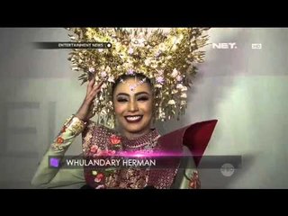 Whulandary Herman Kenakan Suntiang Seberat 15 Kg saat Catwalk