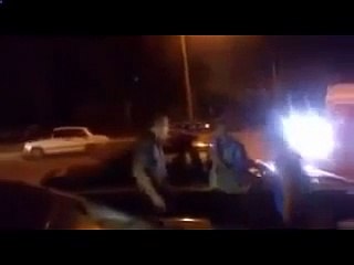 Работник ГАИ начал шмалять в водителя из пистолета видео 2015