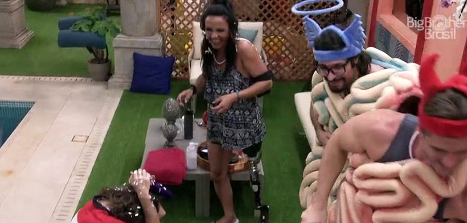 #BBB17 - Dupla do Monstro ataca novamente - Ilmar e Marcos jogam creme de barbear nos brothers