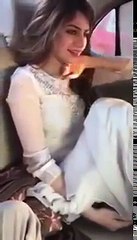 Neelam Muneer  Dance Video in Car