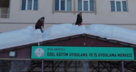 Tatil Dinlemeyen Öğretmenler, Okullarının Çatısındaki Karı Temizledi