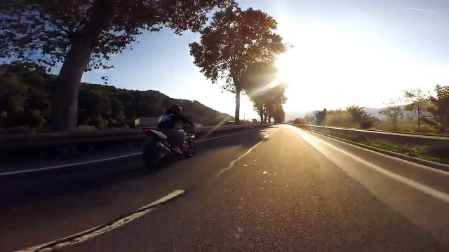 Ce biker chute après avoir fait un wheelie !