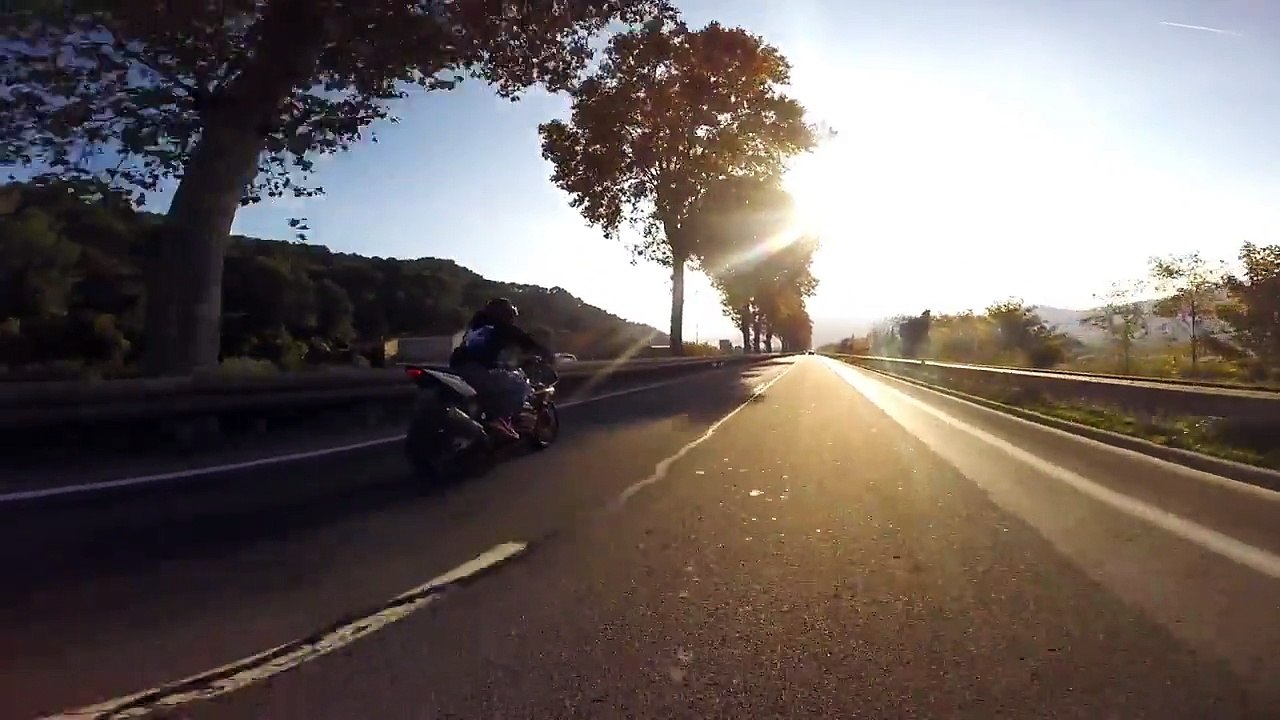 Ce biker chute après avoir fait un wheelie !