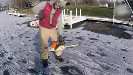 Un poisson se retrouve gelé à l’extérieur de l'eau... Comment c'est possible