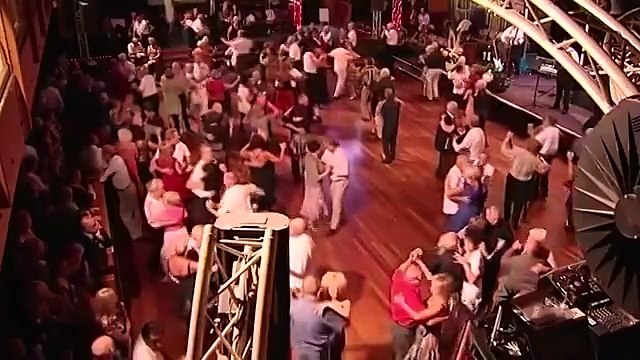 Миллион алых роз на французском. Исполняют французы. Боже, как же красиво звучит