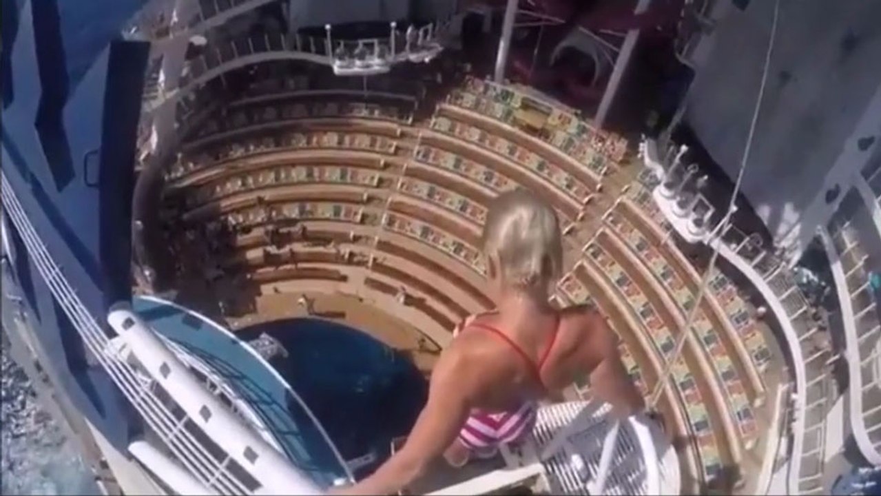 Cette femme saute du haut d'un bateau de croisière dans une piscine