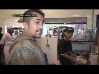 Keseruan Irfan Hakim Meracik Lontong Sayur Untuk Para Pembeli