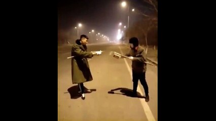 Ces tarés se battent à coup de feux d'artifice