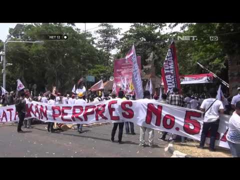 Puluhan peselancar berkumpul di Pantai Halfway Legian Kuta Bali - NET12