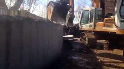 Rrënimi i murit në Mitrovicë