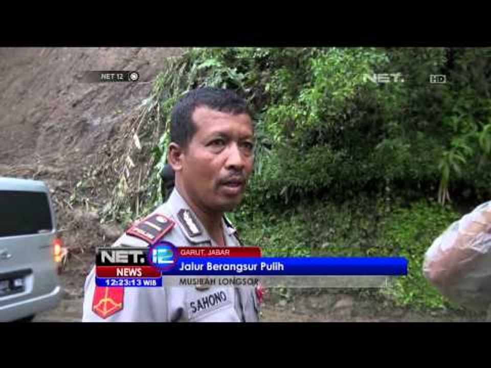 Pengguna jalan di Garut kembali melintas di jalan yang kemarin tertutup longsor - NET12