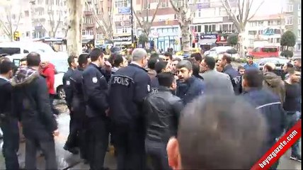 Polis linç edilmekten zor kurtardı