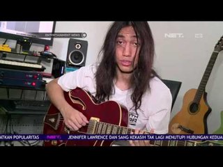 Gerald Situmorang Sempatkan Berlatih Gitar di Waktu Senggang