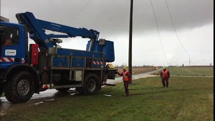 Les agents d'Enedis à pied d'oeuvre à Chassors après la tempête