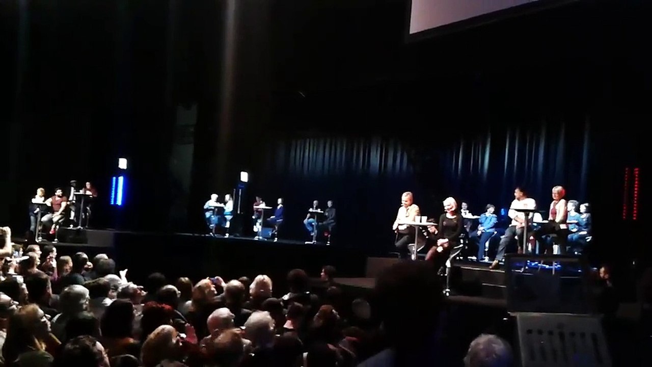 Quand l'hologramme de Jean-Luc Mélenchon apparaît lors de son meeting à Aubervilliers