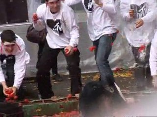 Lady Gaga and Katy Perry pelted with tomates?