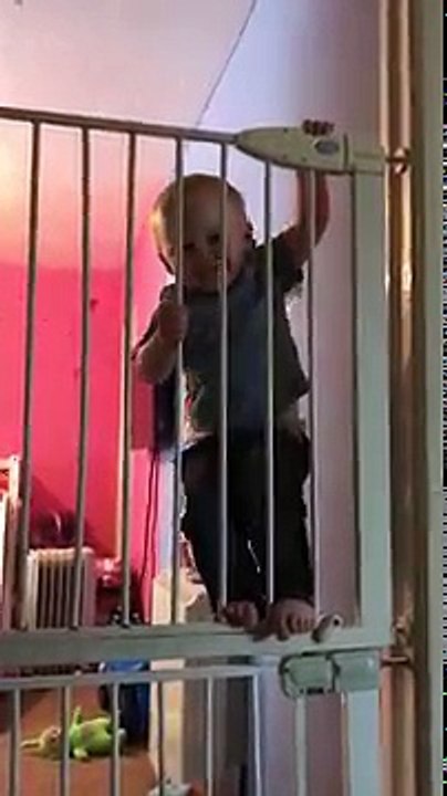 Un bébé escalade une double barrière de sécurité - Vidéo Dailymotion