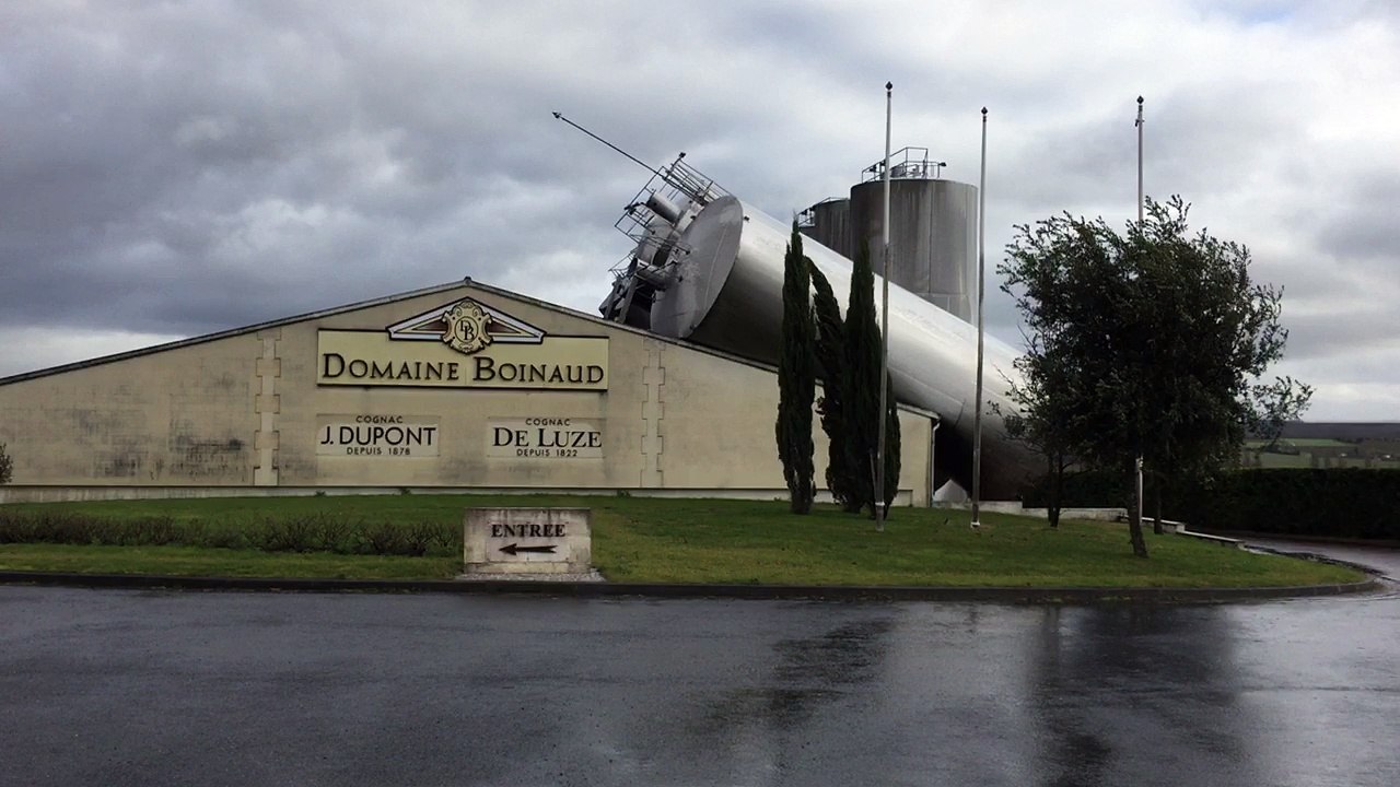 Les cuves de stockage de vin pour cognac sont tombées sur la distillerie Boinaud