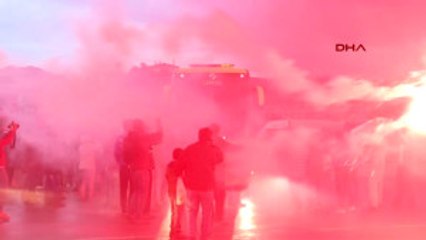 Fenerbahçe Derbiye Meşalelerle Uğurlandı