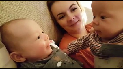 Ces deux bébé jumelles se remarquent pour la première fois
