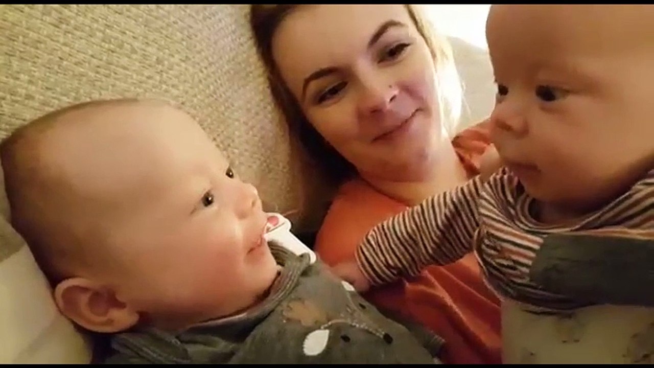 Ces deux bébé jumelles se remarquent pour la première fois