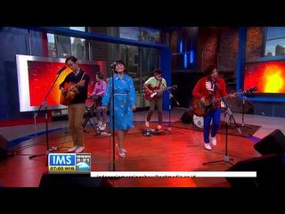 Performance White Shoes and The Couples Company - Aksi Kucing -IMS
