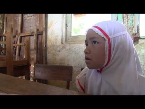 Siswa SD Negeri Panyindingan 4 Garut semangat belajar meski bangunan sekolah rusak - NET12