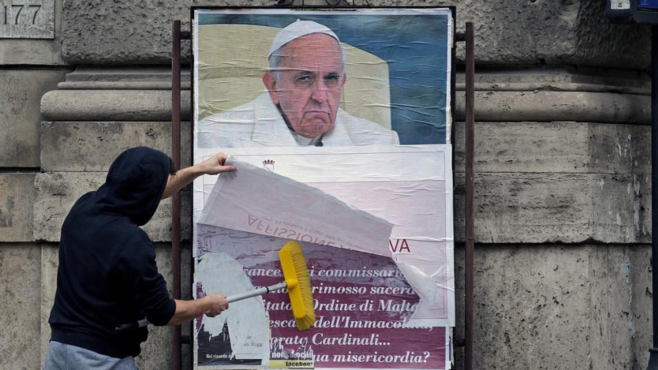Papstkritische Plakate in Rom: Wer steckt dahinter?