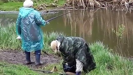 Приколы на рыбалке   БАБУШКИ ПРОФИ поймают рыбу даже в ручье