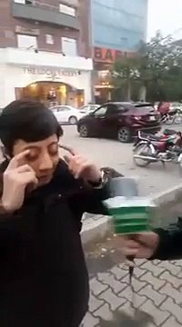 Il sait sortir ses yeux de leurs orbites ! Fascinant et effrayant, non ?