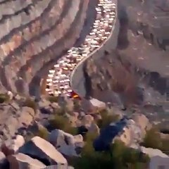 ہزاروں گاڑیاں راس الخيمة کے جیس پہاڑی پر ٹھنڈی موسم سے لطف اندوز ہونے کیلئے چڑھ گئے .