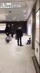 Difunden video de madre que noqueó a su hija de una patada en la cara