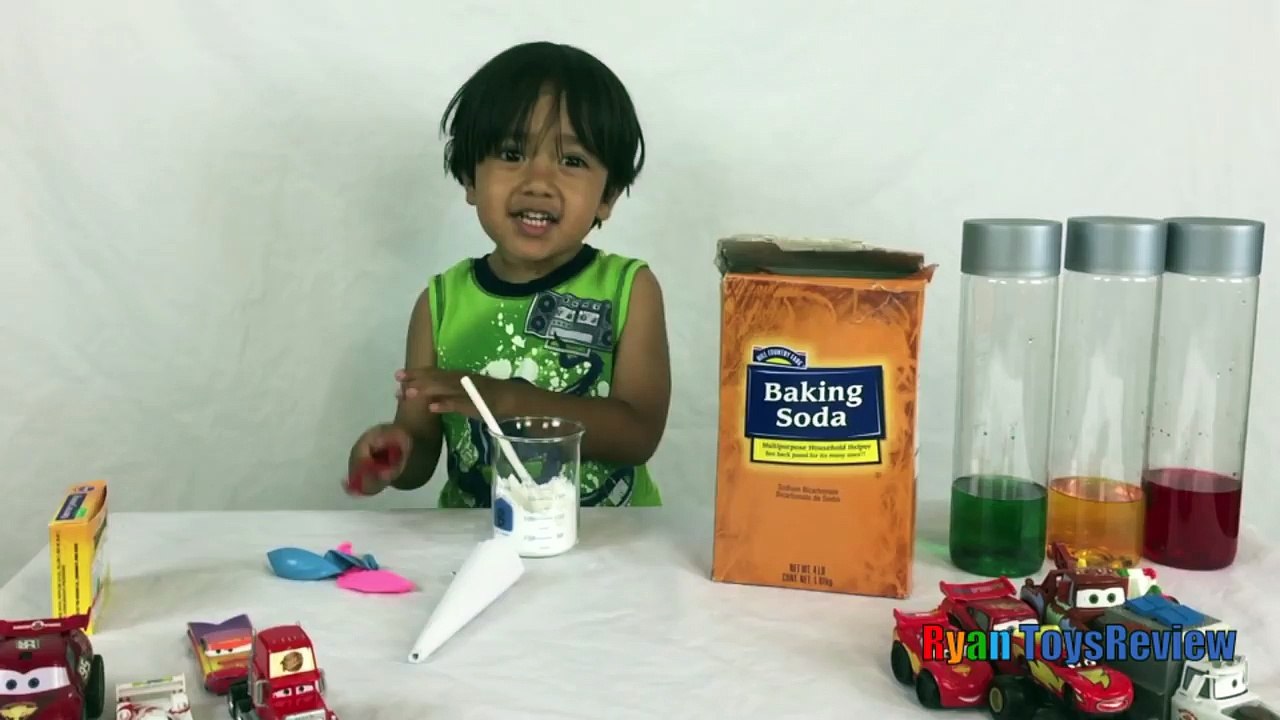 Baking Soda and Vinegar  Easy Science Experiments for kids BALLOON BLOW UP Ryan ToysReview
