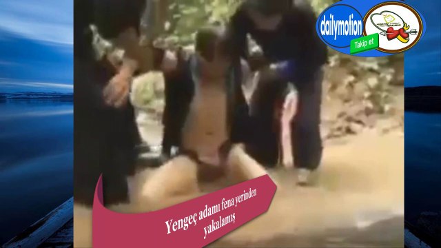 Yengeç adamı fena yerinden yakalamış