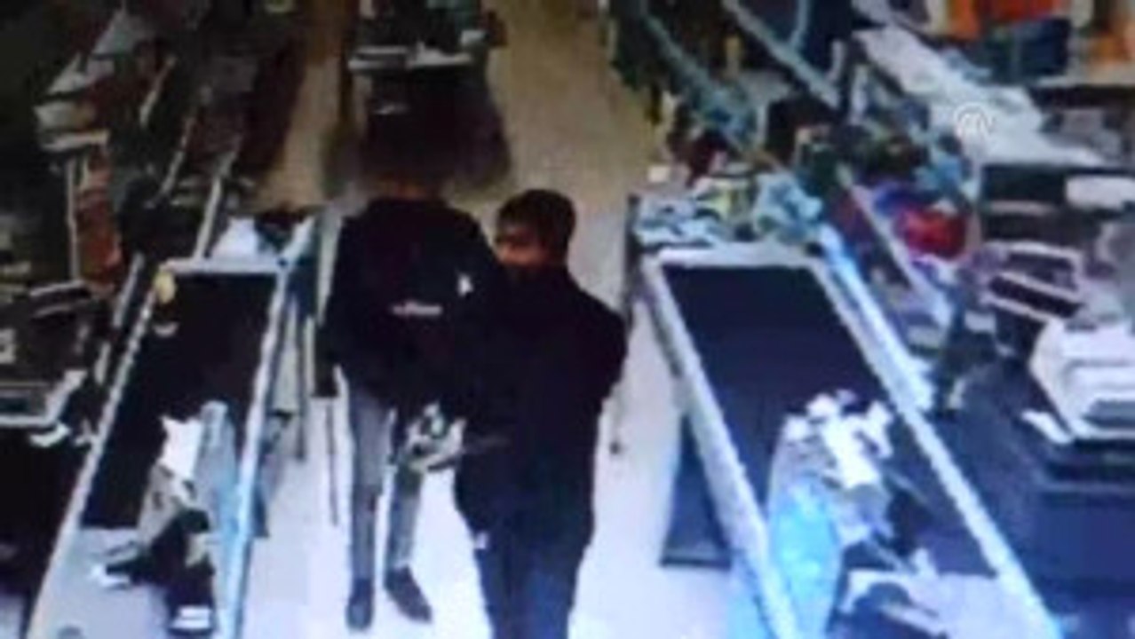 Aydın'da Hırsızlar Silahla Market Soydu, Soygun Anları Kameraya Yansıdı