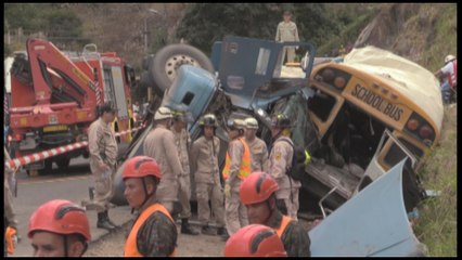 Choque entre un autobús y un camión deja 17 muertos en Honduras