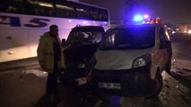 Adana - Karşı Şeride Geçip 2 Araca Çarptı: 2 Yaralı