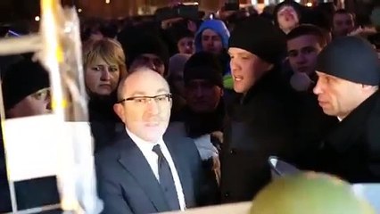 Смотреть онлайн   Умножили на ноль  Кернеса не пустили в здание ОГА