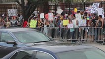 Cientos se manifiestan contra Trump en las inmediaciones del NRG Stadium