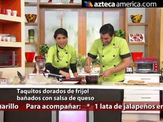 Taquitos dorados de frijol bañados con salsa de queso