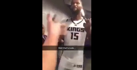 Demarcus Cousins crie "Fuck Golden State !" et fait des doigts d'honneur à un fan