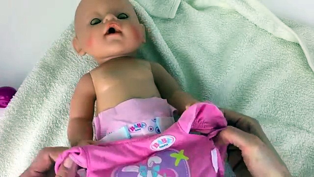 Baby Born Pees on Potty Feeding a Bottle with Milk Changing Diaper of Baby Muñeca hace Pis