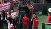 Le tennisman Denis Shapovalov envoie sa balle dans l’œil de l'arbitre