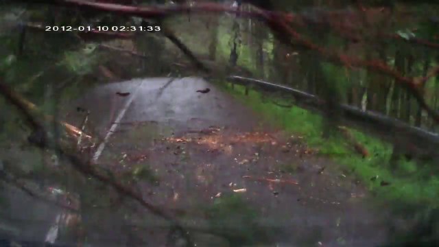 Ils se retrouvent piégés pendant un glissement de terrain en pleine route