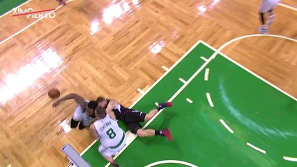 Jonas Jerebko et Jaylen Brown se fracassent le crâne